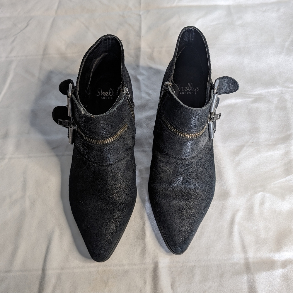 Pointed toe shoes with front zipper